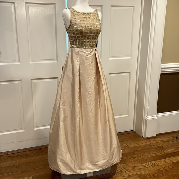 Aidan Mattox Dresses & Skirts - Aidan Mattox Sleeveless Formal Gown.  Size 4. NEW